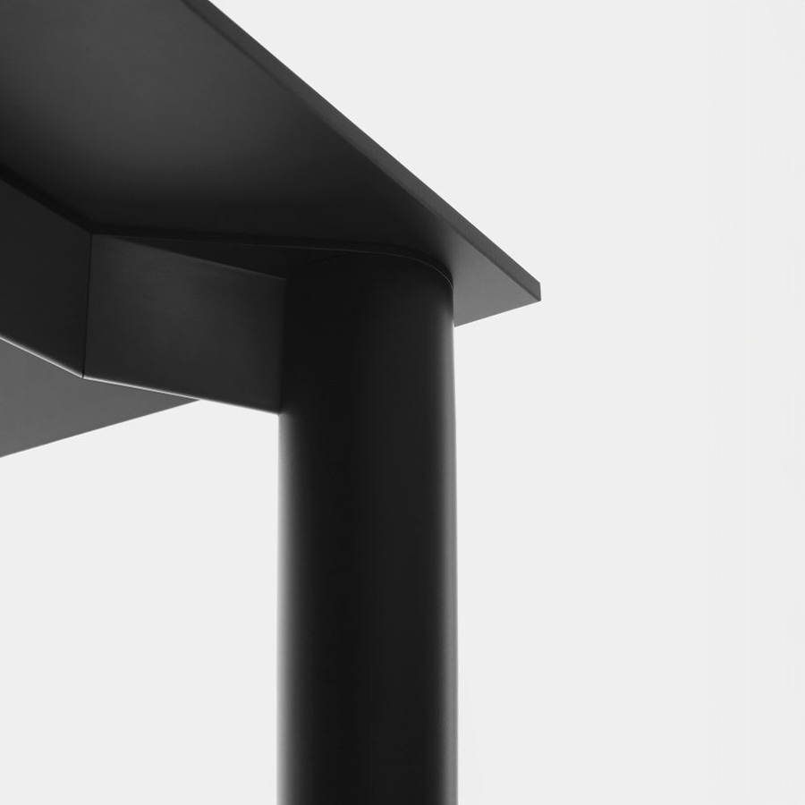 Mesa Bodoni con sobre Fénix detalle.