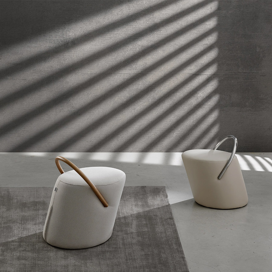 Modelos del puff Opof con respaldos en madera y acero.