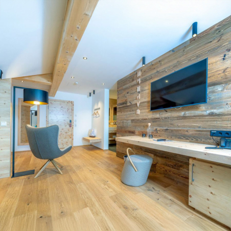 Puff Opof con respaldo de madera en vista de ambiente de habitación de hotel.