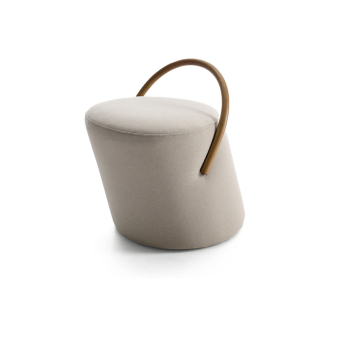 Puff Opof de la firma Beltá Frajumar en tapizado color gris y respaldo de madera.