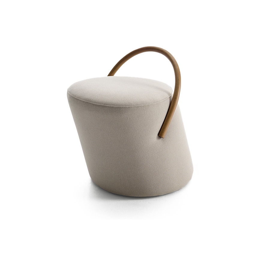 Puff Opof de la firma Beltá Frajumar en tapizado color gris y respaldo de madera.