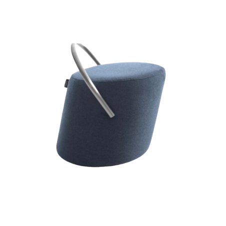 Puff Opof de la firma Beltá Frajumar en tapizado color azul marino y respaldo de metal.