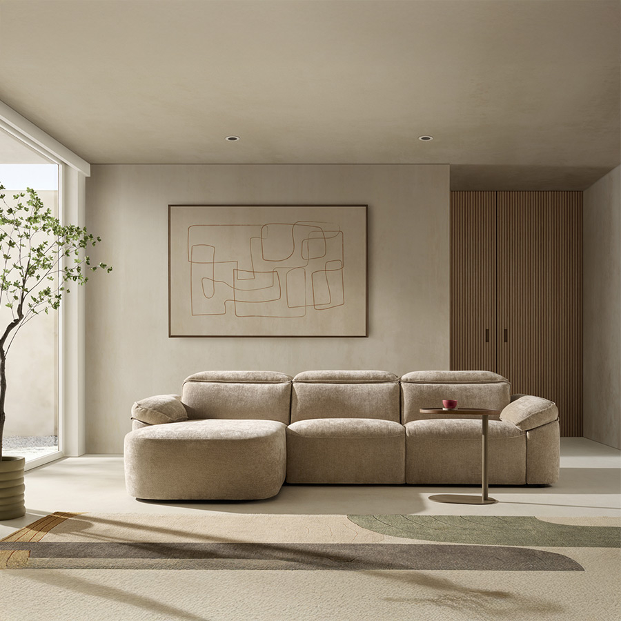 Chaiselongue relax Cora con tapizado tostado de la firma Reyes Ordoñez en vista de ambiente frontal.