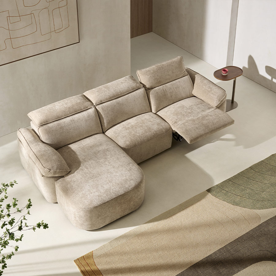 Chaiselongue relax Cora con tapizado tostado de la firma nacional Reyes Ordoñez en vista de ambiente.