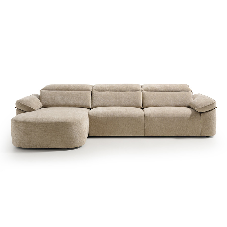 Vista frontal de la chaiselongue Cora de Reyes Ordoñez, en tapizado tostado.