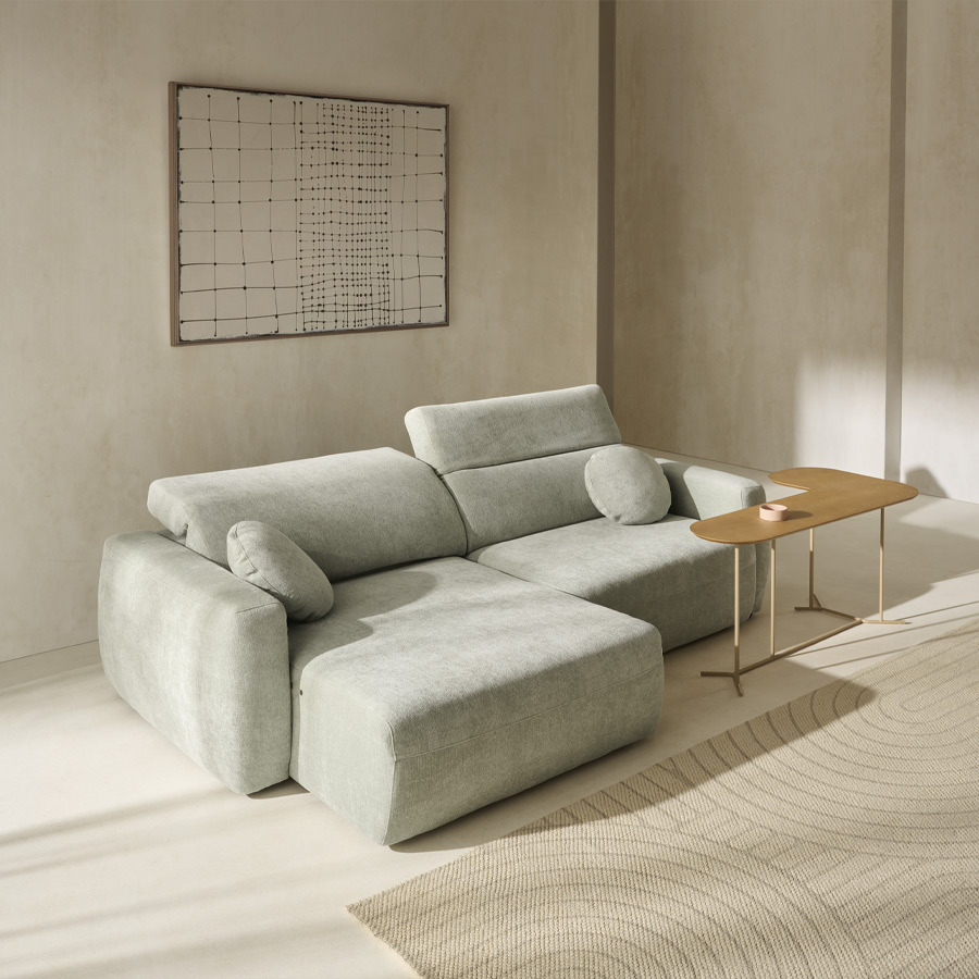 Sofá deslizante Calma de Reyes Ordoñez con tapizado Stellar 20 y brazos modelo Slim, en vista de ambiente.