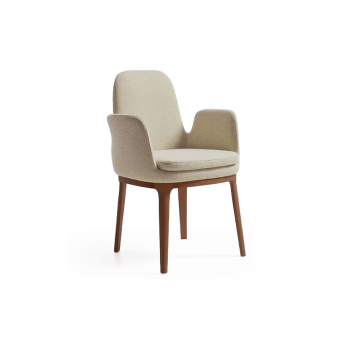 silla Even de la firma nacional Beltá Frajumar, con 4 patas de madera en nogal y tapizado crema.