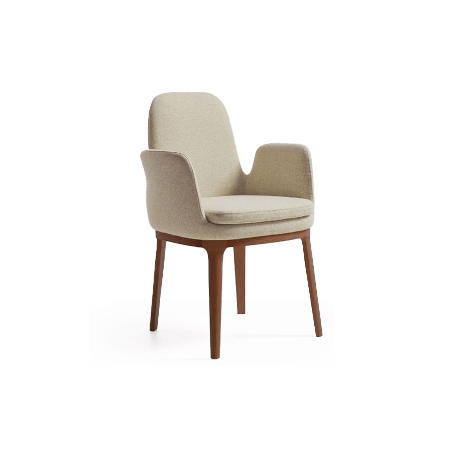 silla Even de la firma nacional Beltá Frajumar, con 4 patas de madera en nogal y tapizado crema.