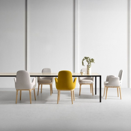 Sillas Even de Frajumar, alrededor de una mesa rectangular de comedor.