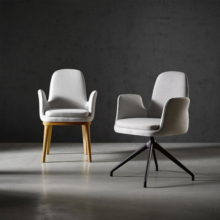 Silla Even de Frajumar en distintas versiones, con cuatro patas de madera y con base giratoria metálica.