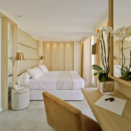 Mesita de noche Isen en ambiente contract de habitación de hotel.