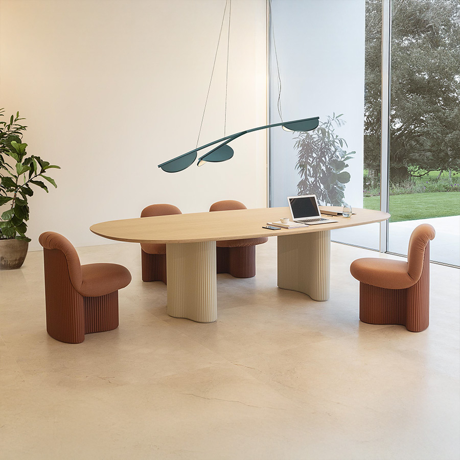 Mesa conference con silla bolete de Andreu World.