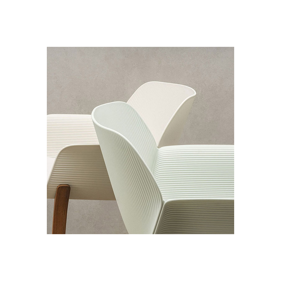 Silla Nuez de Andreu World, con patas de madera y estructura de termopolimero.