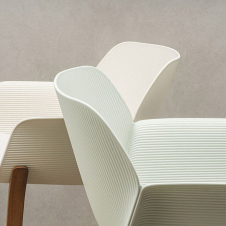 Silla Nuez de Andreu World, con patas de madera y estructura de termopolimero.