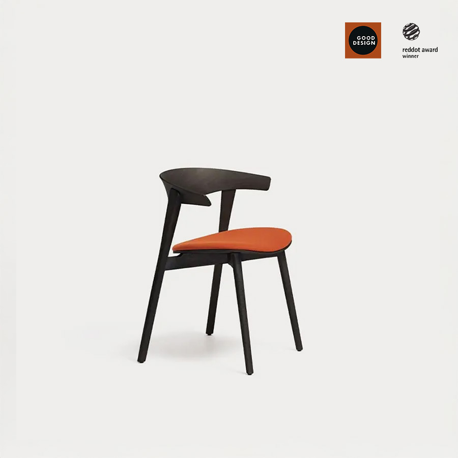 Silla Nix Capdell escorzada oscura, premiada con el Red Dot Design y el Good Design