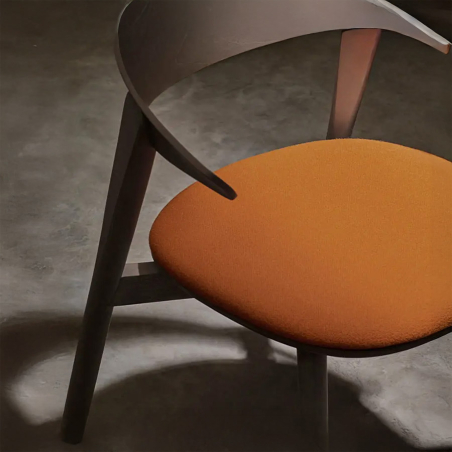 Asiento tapizado de la silla Nix de la firma Capdell, diseñada por Patrick Norguet.