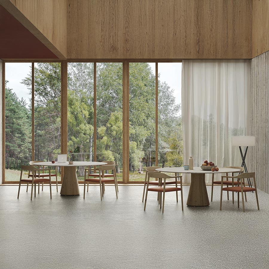 Mesas Reverse Wood en vista de ambiente con sillas carola