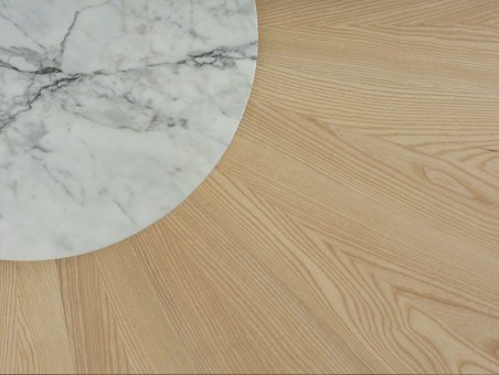 Vista detalle del plato giratorio de la mesa reverse Wood