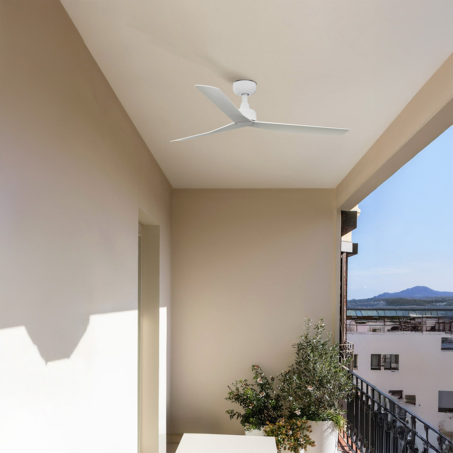 Ventilador de techo Marine de Faro Barcelona, en acabado blanco, en vista de ambiente exterior.