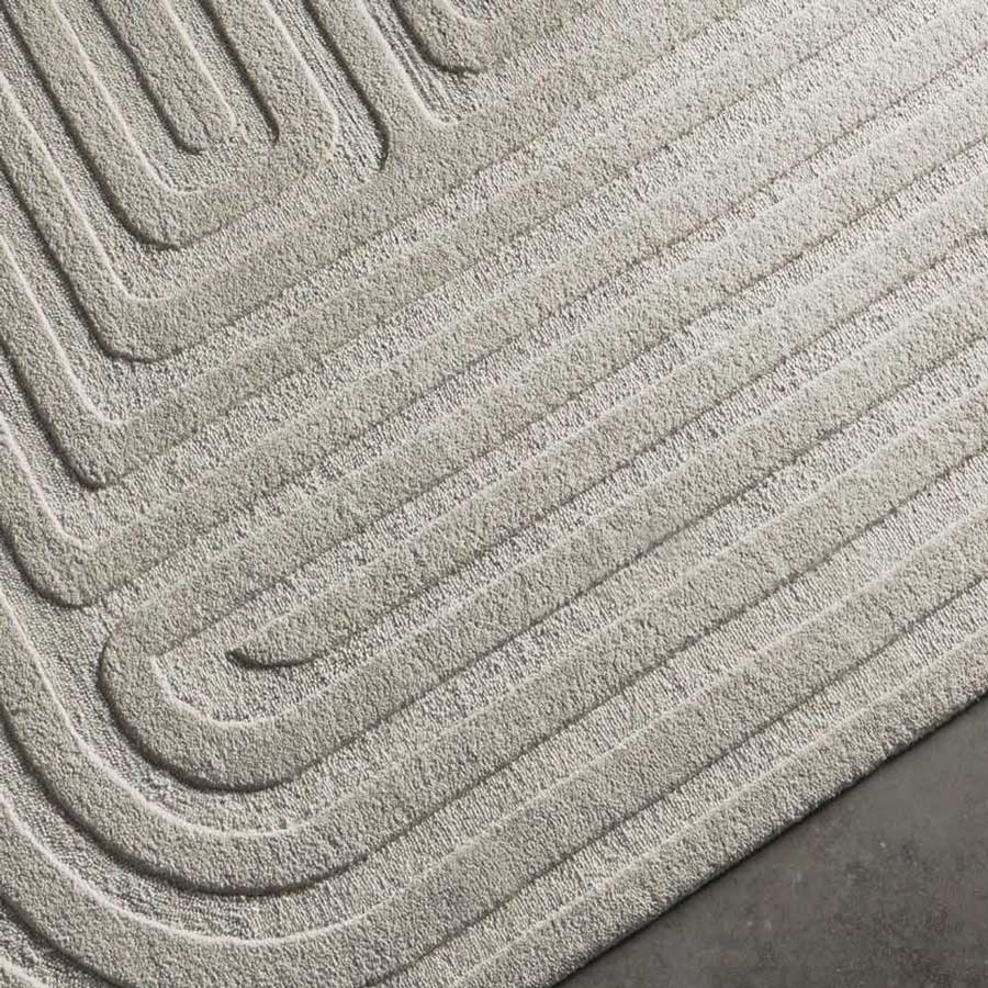 Detalle del dibujo en surco de geometrías en alfombra Curve de Kuatro Carpets.