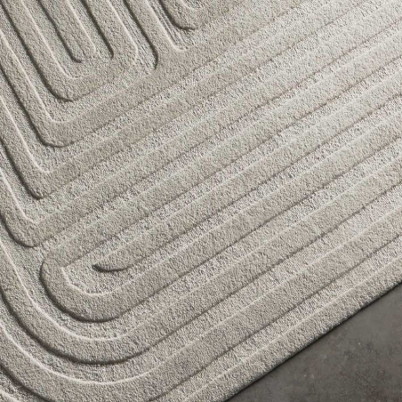 Detalle del dibujo en surco de geometrías en alfombra Curve de Kuatro Carpets.
