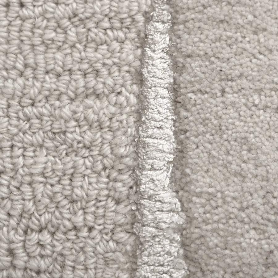 Imagen de detalle del material y contraste de texturas del dibujo de la alfombra Aura.
