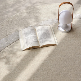 Alfombra de lana y viscosa de forma rectangular y dibujo ovalada en otra textura en su interior de Kuatro Carpets. 2