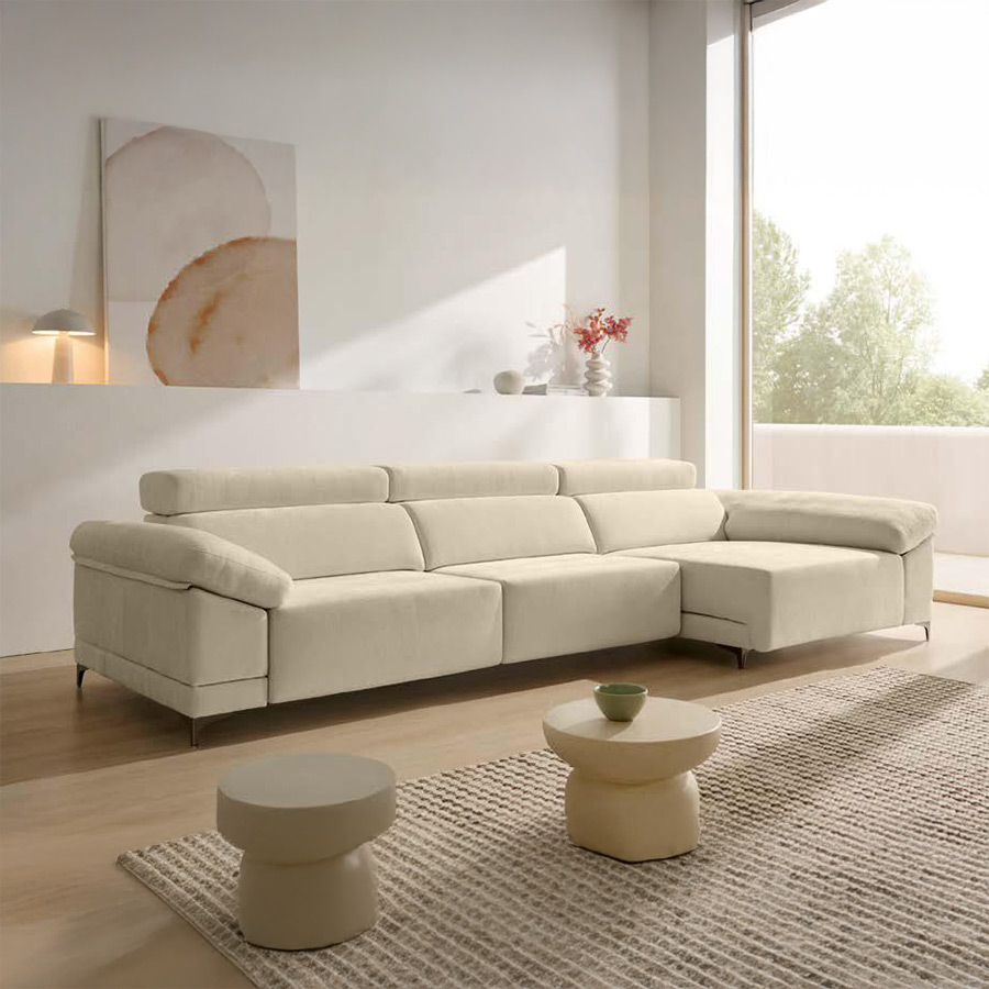 Chaiselongue deslizante Tokio con tapizado en tono beige y vista de ambiente en salón.