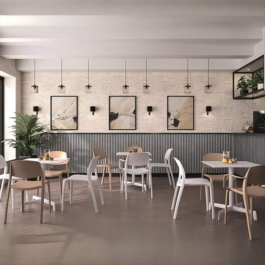 Cafetería con mobiliario de colores blanco marfil y arena de la firma Resol.