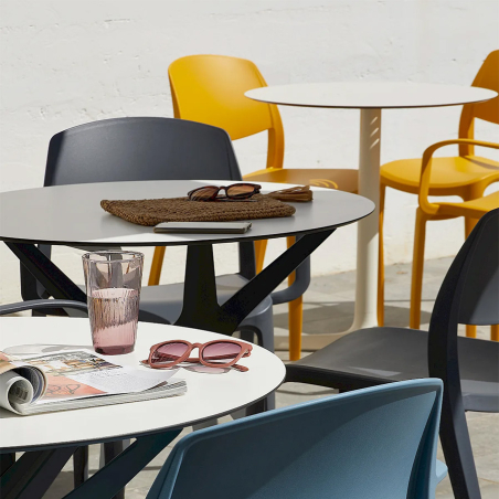 Terraza de cafetería con mobiliario de Resol, sillas y sillas con brazo del modelo Smart en diferentes colores.