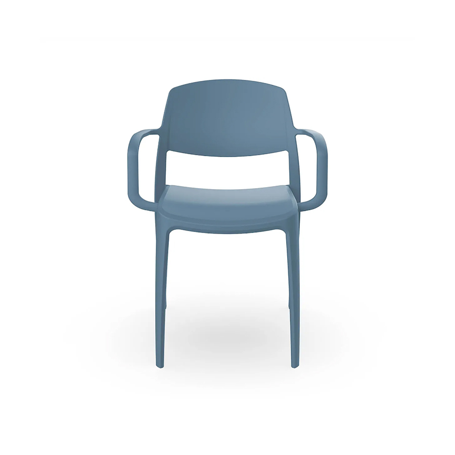 Silla con reposabrazos apilable de color azul retro de la firma Resol.