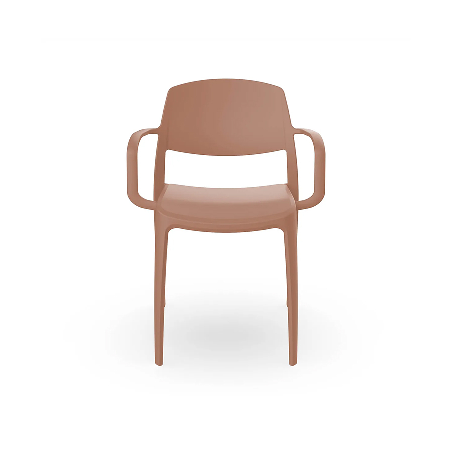 Silla con reposabrazos apilable de color terracota de la firma Resol.