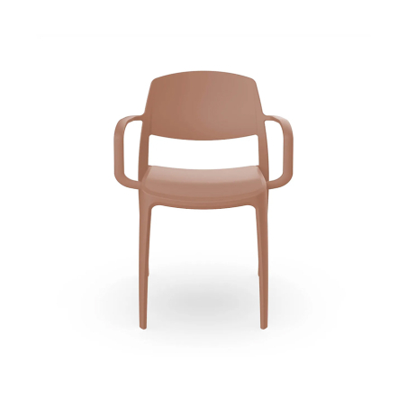 Silla con reposabrazos apilable de color terracota de la firma Resol.