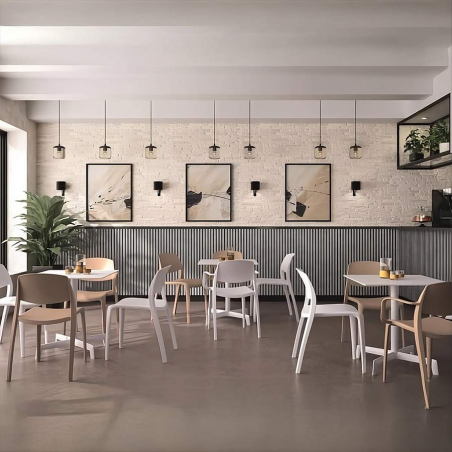 Combinación de sillas de la colección Smar, con y sin sin reposabrazos, en el interior de un restaurante o cafetería.