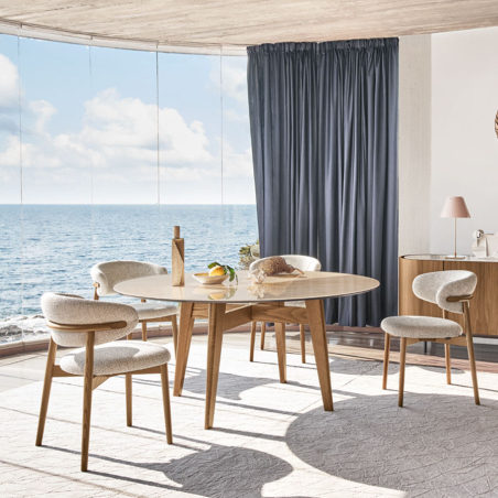 Ambiente comedor con mesa redonda y cuatro sillas Oleandro con patas en fresno nogal canaletto y tela beige