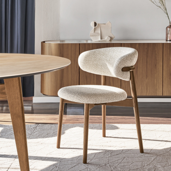 Silla Oleandro con patas de madera maciza de fresno en color nogal canaletto y tapizada en tela color beige 2
