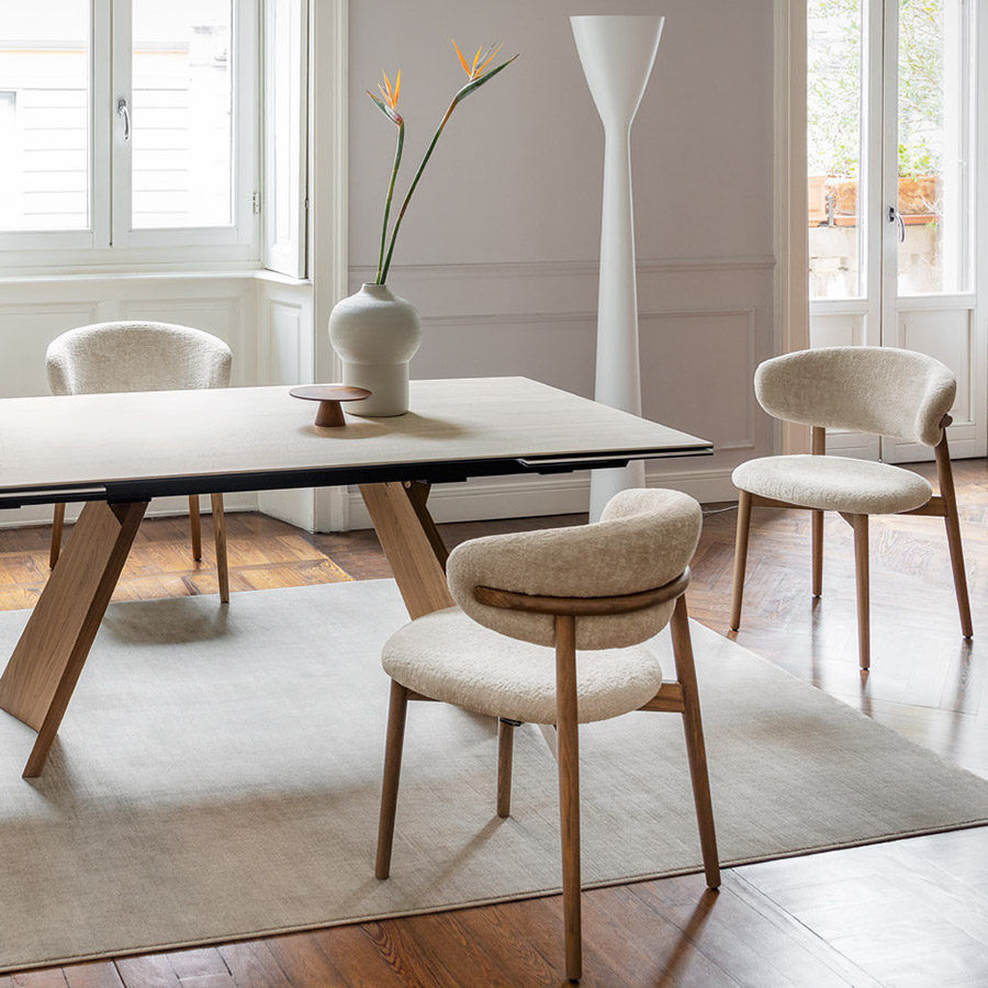 Ambiente comedor con mesa rectangular y sillas Oleandro con patas en fresno nogal canaletto y tela beige