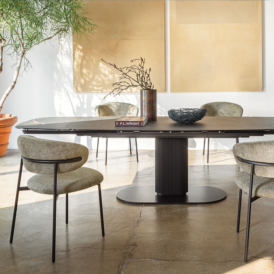 Ambiente comedor con sillas Oleandro CS2031 con patas metal negro y tapizadas en tela beige