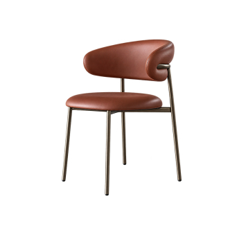 Silla Oleandro CS2031 con patas de metal color bronce y tapizada en piel marrón