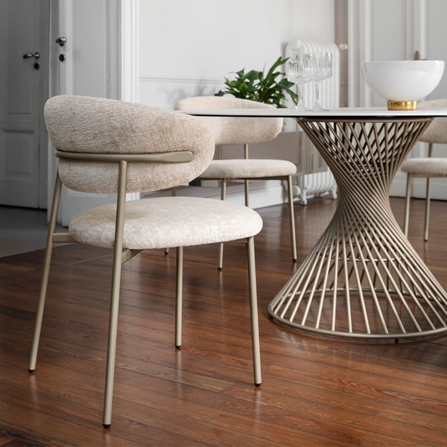 Silla Oleandro CS2031 con patas en metal beige y tapizada en tela beige en ambiente comedor