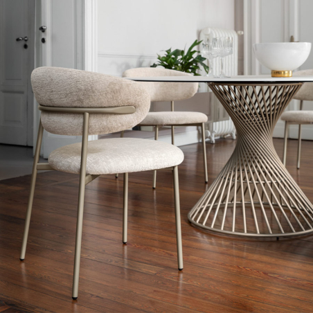 Silla Oleandro CS2031 con patas en metal beige y tapizada en tela beige en ambiente comedor