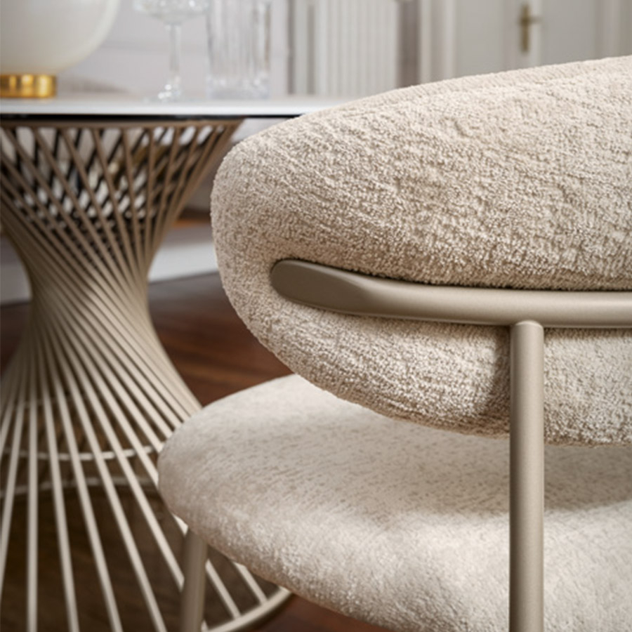 Detalle trasera silla Oleandro CS 2031 con metal beige y tela color beige