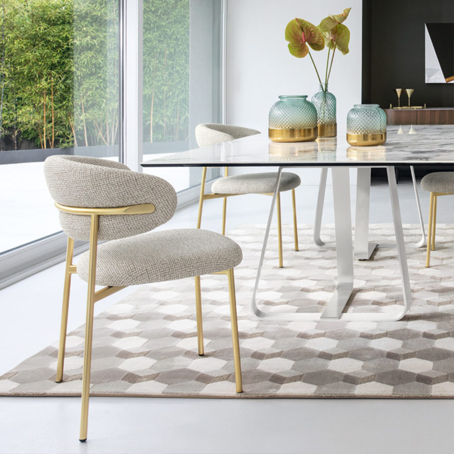 Ambiente comedor contemporáneo con silla Oleandro CS2031 en metal dorado y tela gris