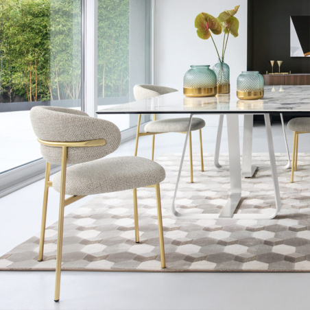 Ambiente comedor contemporáneo con silla Oleandro CS2031 en metal dorado y tela gris