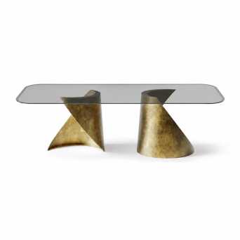 Mesa de comedor Tholos con sobre rectangular de vidrio negro y dos pies curvados metálicos.