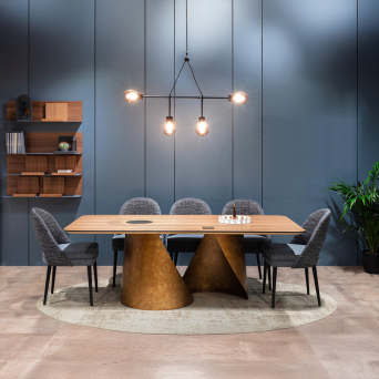 Mesa de comedor Tholos con sobre rectangular de vidrio negro y dos pies curvados metálicos. 2
