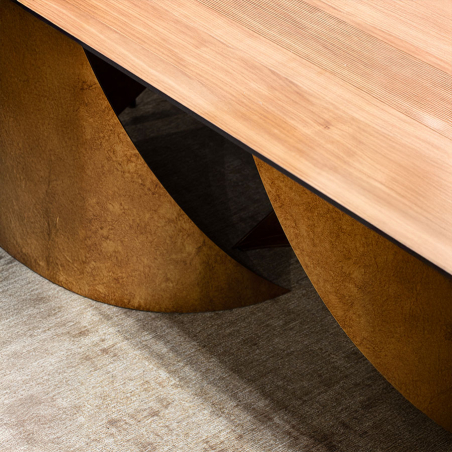 Mesa de comedor Tholos en vista detalle de las patas con sobre en roble y patas en acabado oro.