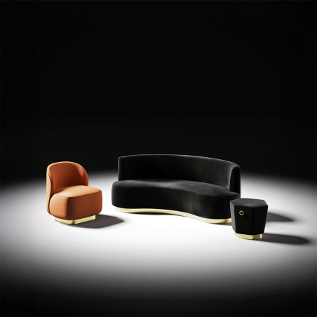 Colección de sofás Matisse con líneas simples con sofá y puf en tapizado negro y butaca en tapizado terracota.