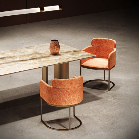 Silla B-Chair con tapizado de textura en tono naranja y vista de ambiente con mesa modelo Tori.