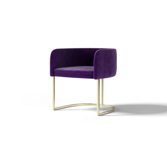 Silla C-Chair de la firma Encore Italia con asiento curvado tapizado en tono berenjena y estructura metálica curvada